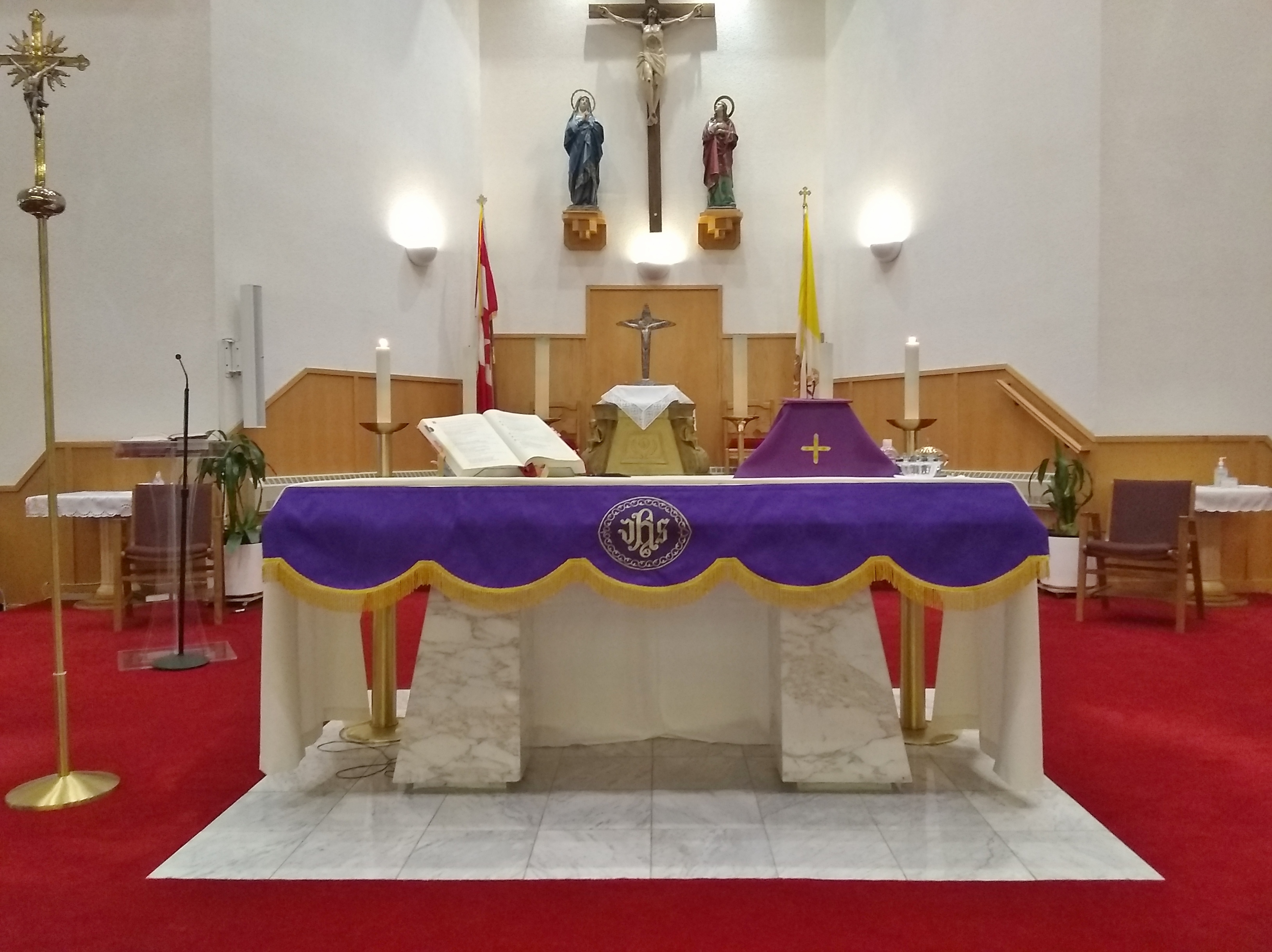 ad orientem altar purple cloth